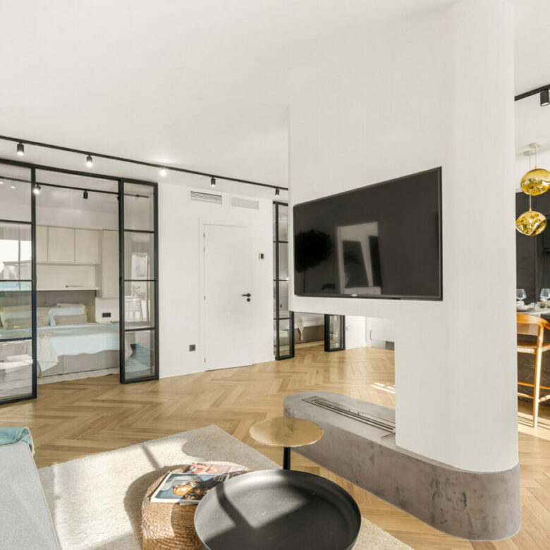 FOR SALE 🏡 Fully Renovated Three-Bedroom Apartment with Outdoor Kitchen Terrace – Nueva Andalucía, Marbella 🇪🇸