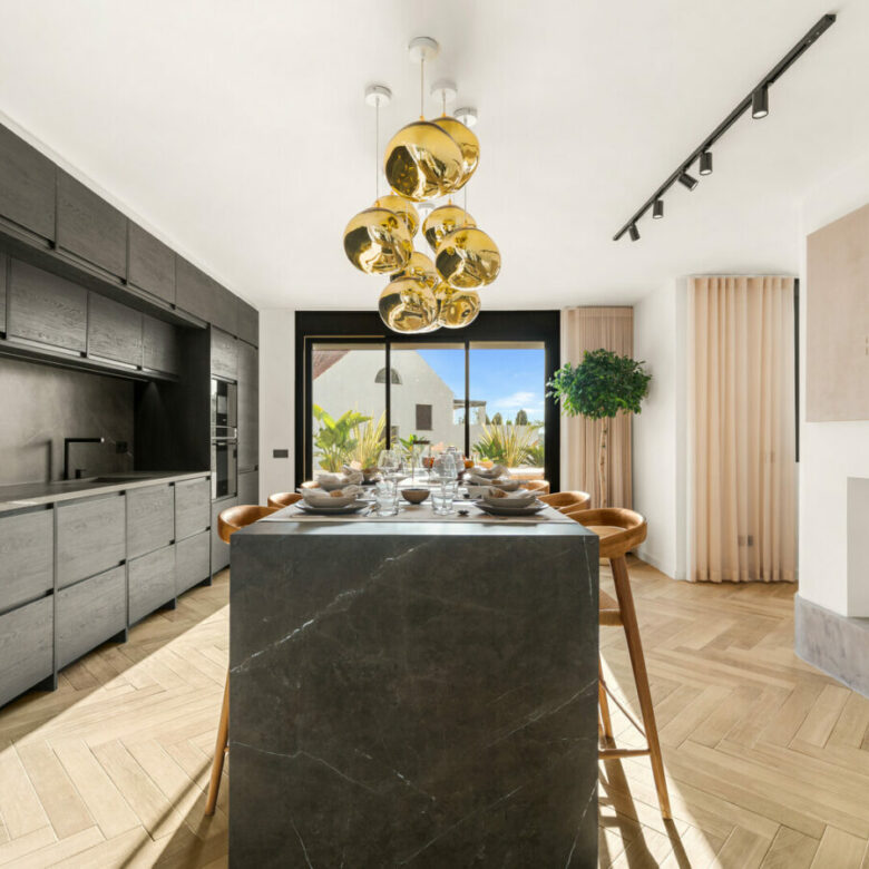 FOR SALE 🏡 Fully Renovated Three-Bedroom Apartment with Outdoor Kitchen Terrace – Nueva Andalucía, Marbella 🇪🇸