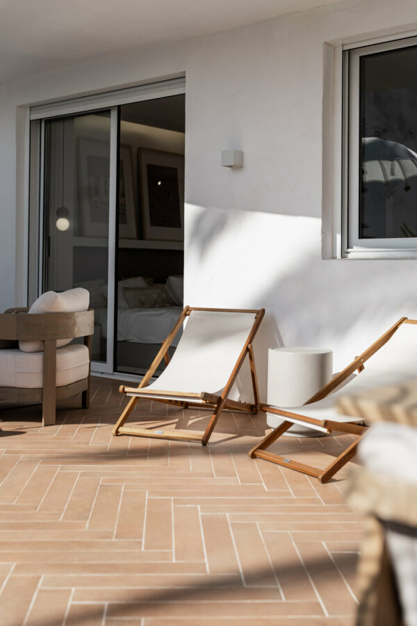 FOR SALE 🏡 Fully Renovated Three-Bedroom Apartment with Outdoor Kitchen Terrace – Nueva Andalucía, Marbella 🇪🇸