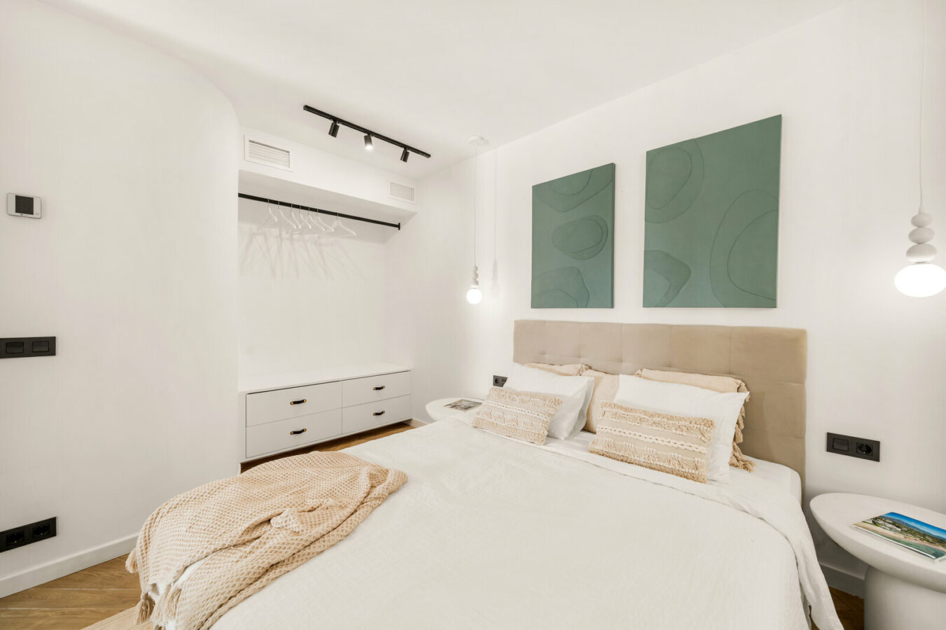 FOR SALE 🏡 Fully Renovated Three-Bedroom Apartment with Outdoor Kitchen Terrace – Nueva Andalucía, Marbella 🇪🇸