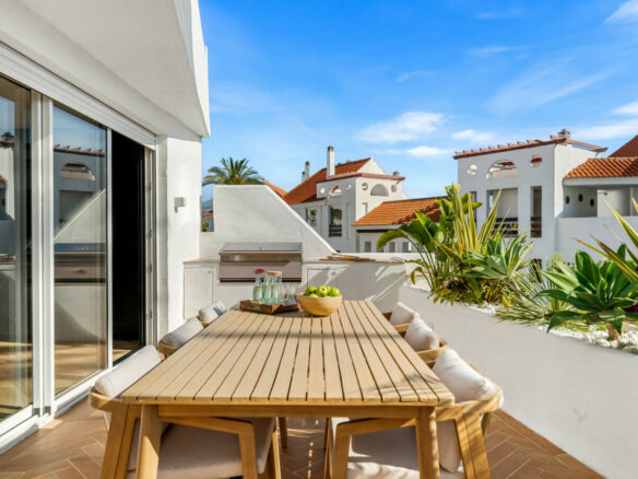 FOR SALE 🏡 Fully Renovated Three-Bedroom Apartment with Outdoor Kitchen Terrace – Nueva Andalucía, Marbella 🇪🇸