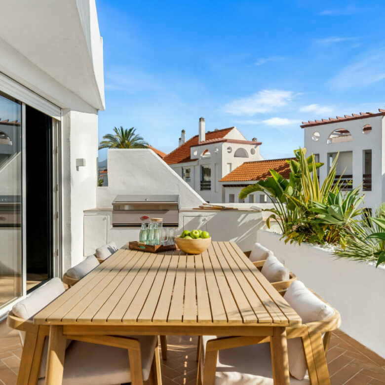 FOR SALE 🏡 Fully Renovated Three-Bedroom Apartment with Outdoor Kitchen Terrace – Nueva Andalucía, Marbella 🇪🇸