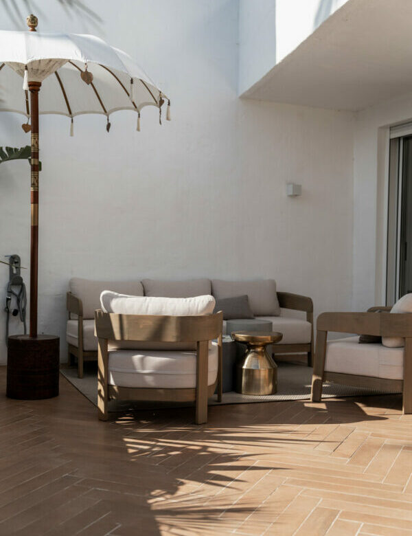 FOR SALE 🏡 Fully Renovated Three-Bedroom Apartment with Outdoor Kitchen Terrace – Nueva Andalucía, Marbella 🇪🇸
