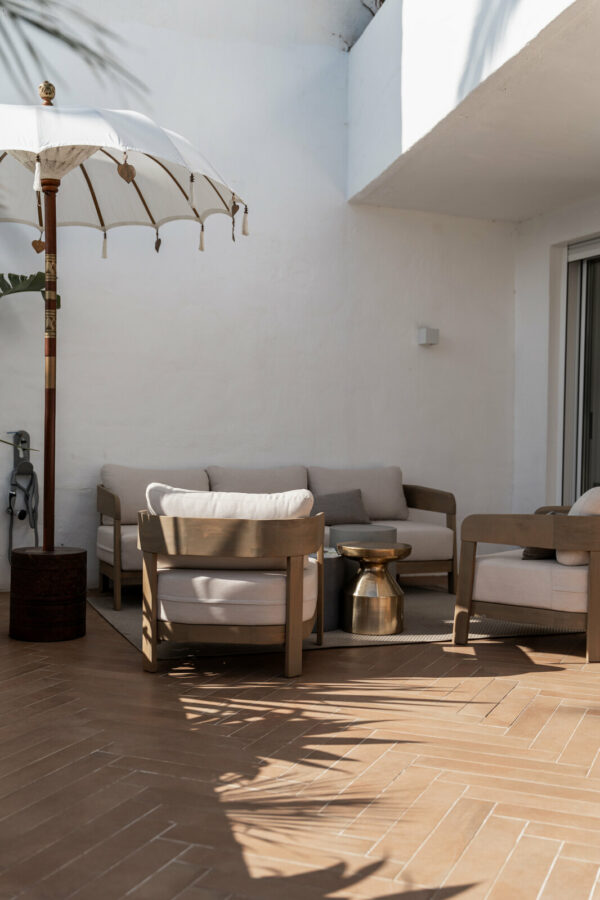 FOR SALE 🏡 Fully Renovated Three-Bedroom Apartment with Outdoor Kitchen Terrace – Nueva Andalucía, Marbella 🇪🇸