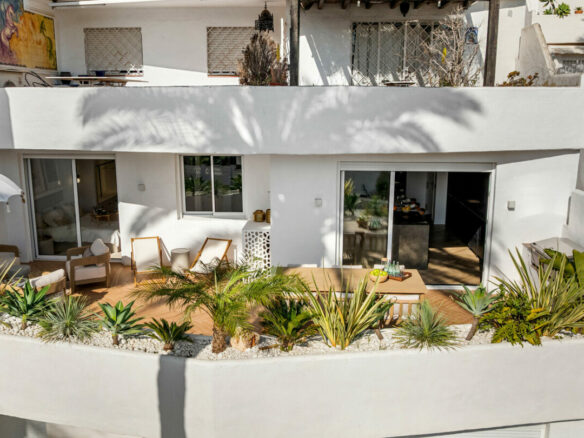 FOR SALE 🏡 Fully Renovated Three-Bedroom Apartment with Outdoor Kitchen Terrace – Nueva Andalucía, Marbella 🇪🇸