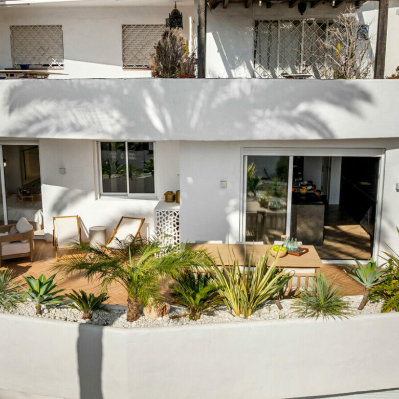 FOR SALE 🏡 Fully Renovated Three-Bedroom Apartment with Outdoor Kitchen Terrace – Nueva Andalucía, Marbella 🇪🇸