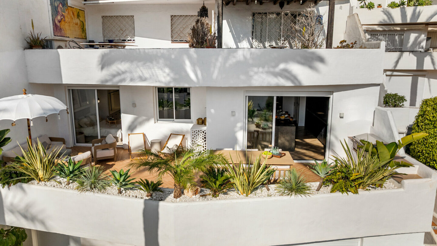 FOR SALE 🏡 Fully Renovated Three-Bedroom Apartment with Outdoor Kitchen Terrace – Nueva Andalucía, Marbella 🇪🇸
