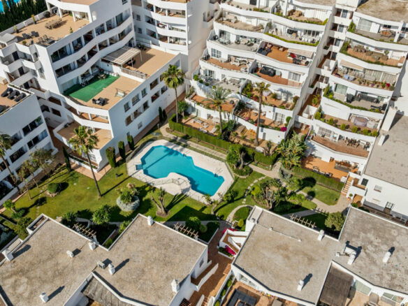 FOR SALE 🏡 Fully Renovated Three-Bedroom Apartment with Outdoor Kitchen Terrace – Nueva Andalucía, Marbella 🇪🇸