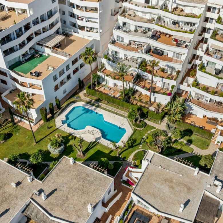 FOR SALE 🏡 Fully Renovated Three-Bedroom Apartment with Outdoor Kitchen Terrace – Nueva Andalucía, Marbella 🇪🇸