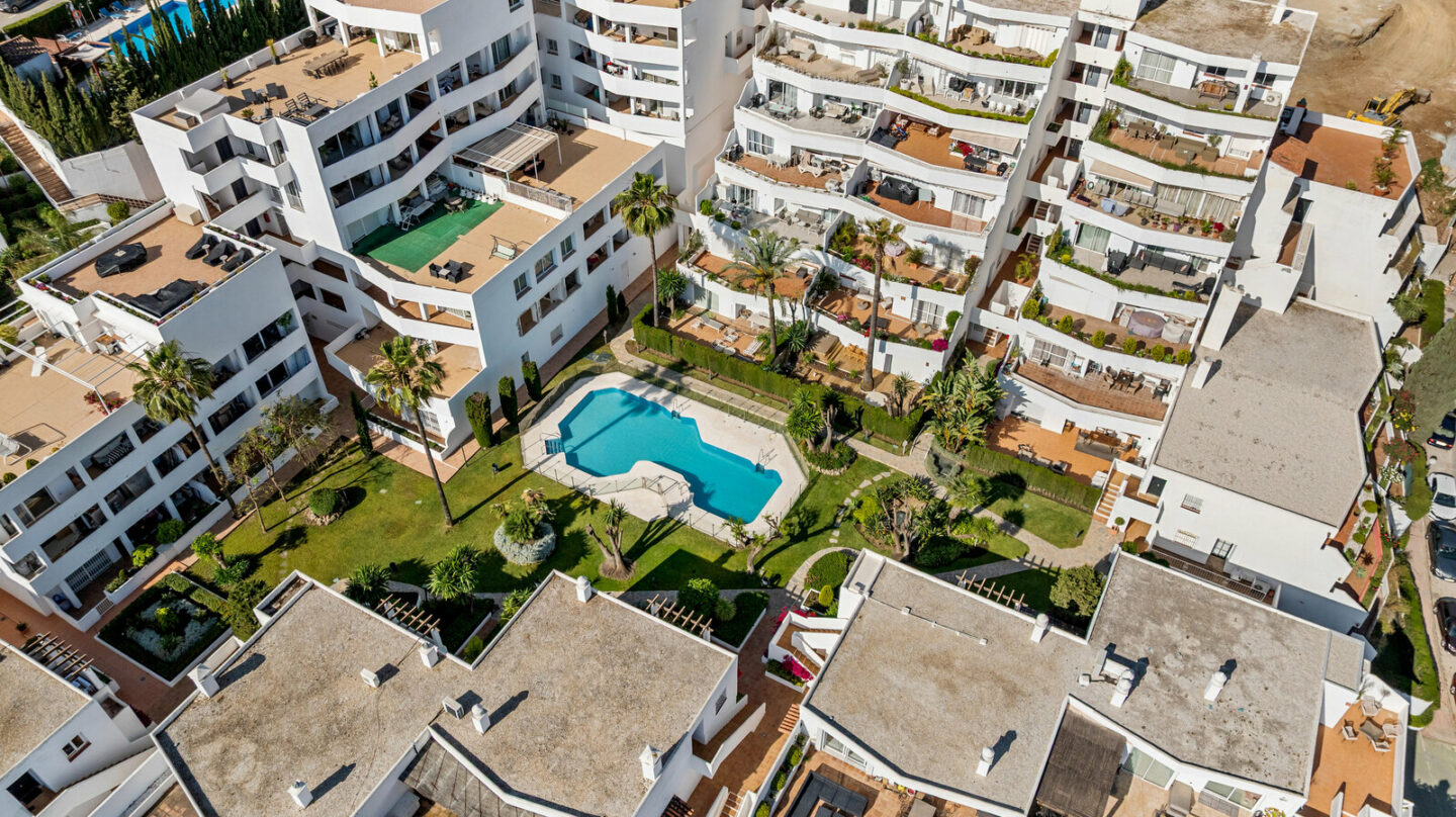 FOR SALE 🏡 Fully Renovated Three-Bedroom Apartment with Outdoor Kitchen Terrace – Nueva Andalucía, Marbella 🇪🇸