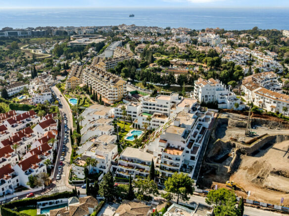 FOR SALE 🏡 Fully Renovated Three-Bedroom Apartment with Outdoor Kitchen Terrace – Nueva Andalucía, Marbella 🇪🇸