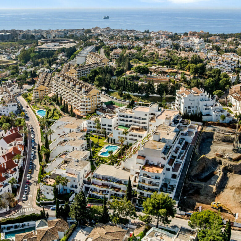 FOR SALE 🏡 Fully Renovated Three-Bedroom Apartment with Outdoor Kitchen Terrace – Nueva Andalucía, Marbella 🇪🇸