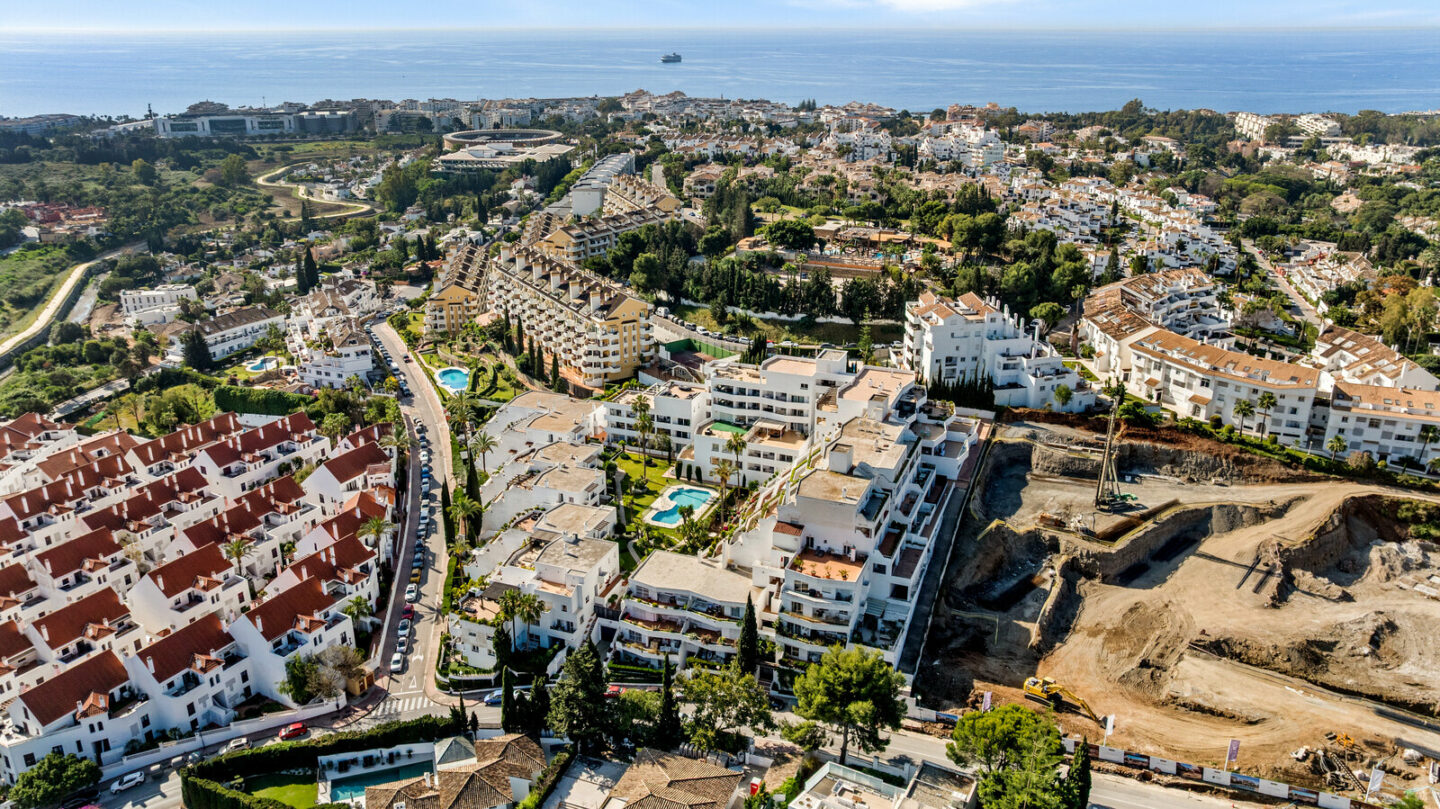 FOR SALE 🏡 Fully Renovated Three-Bedroom Apartment with Outdoor Kitchen Terrace – Nueva Andalucía, Marbella 🇪🇸