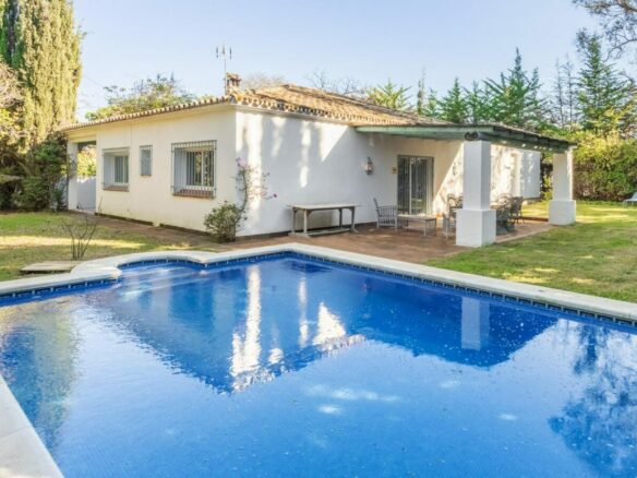 FOR SALE 🏡 Beachside Villa to Renovate 300 m from the Sand and the Marina – Artola, Marbella East 🇪🇸
