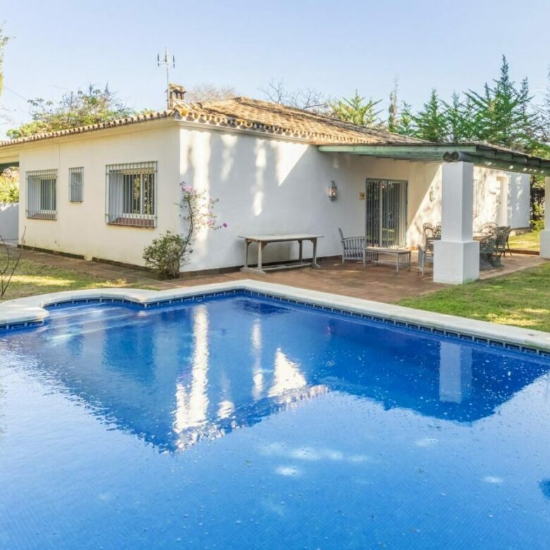 FOR SALE 🏡 Beachside Villa to Renovate 300 m from the Sand and the Marina – Artola, Marbella East 🇪🇸