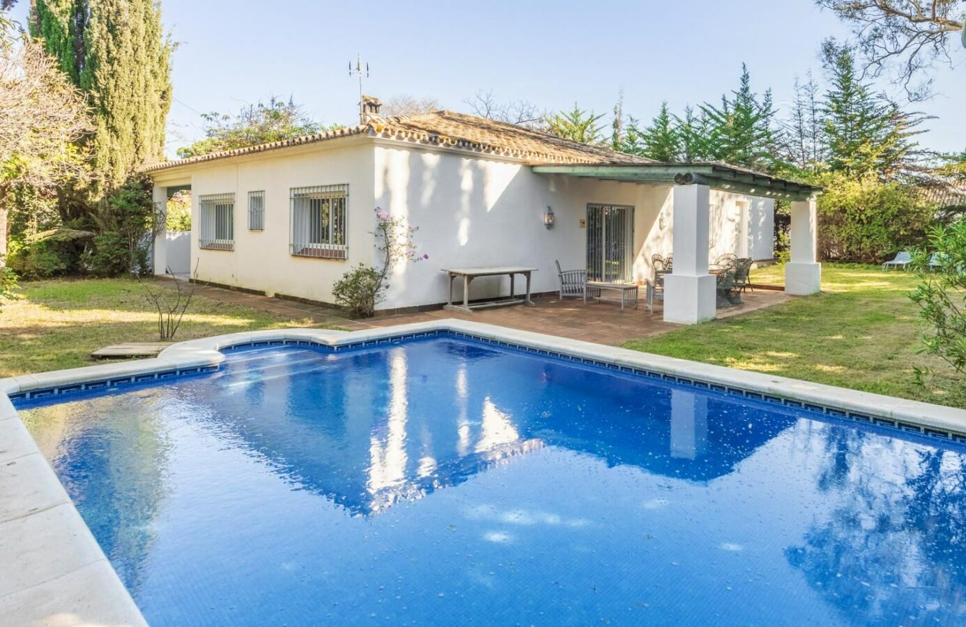 FOR SALE 🏡 Beachside Villa to Renovate 300 m from the Sand and the Marina – Artola, Marbella East 🇪🇸