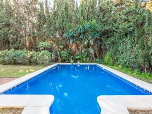 FOR SALE 🏡 Beachside Villa to Renovate 300 m from the Sand and the Marina – Artola, Marbella East 🇪🇸