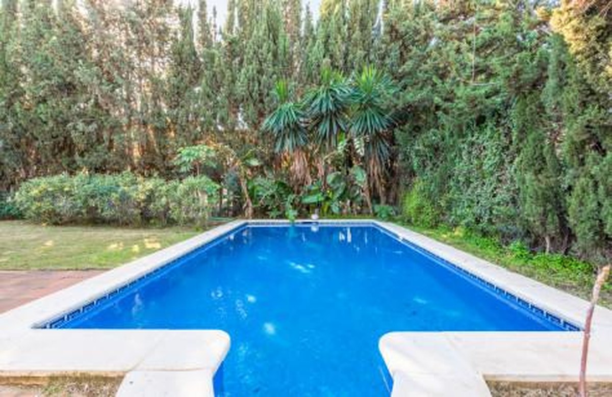 FOR SALE 🏡 Beachside Villa to Renovate 300 m from the Sand and the Marina – Artola, Marbella East 🇪🇸
