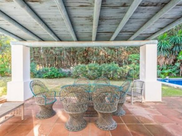 FOR SALE 🏡 Beachside Villa to Renovate 300 m from the Sand and the Marina – Artola, Marbella East 🇪🇸