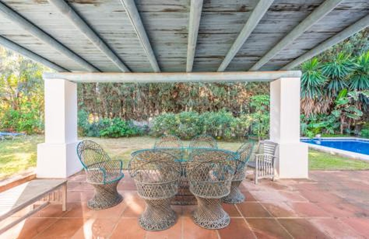 FOR SALE 🏡 Beachside Villa to Renovate 300 m from the Sand and the Marina – Artola, Marbella East 🇪🇸