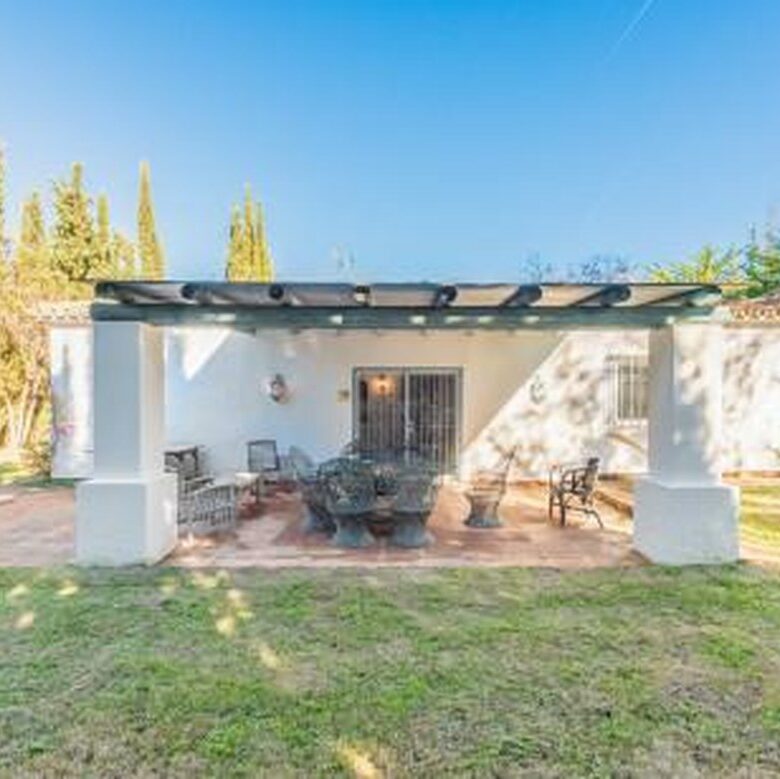 FOR SALE 🏡 Beachside Villa to Renovate 300 m from the Sand and the Marina – Artola, Marbella East 🇪🇸