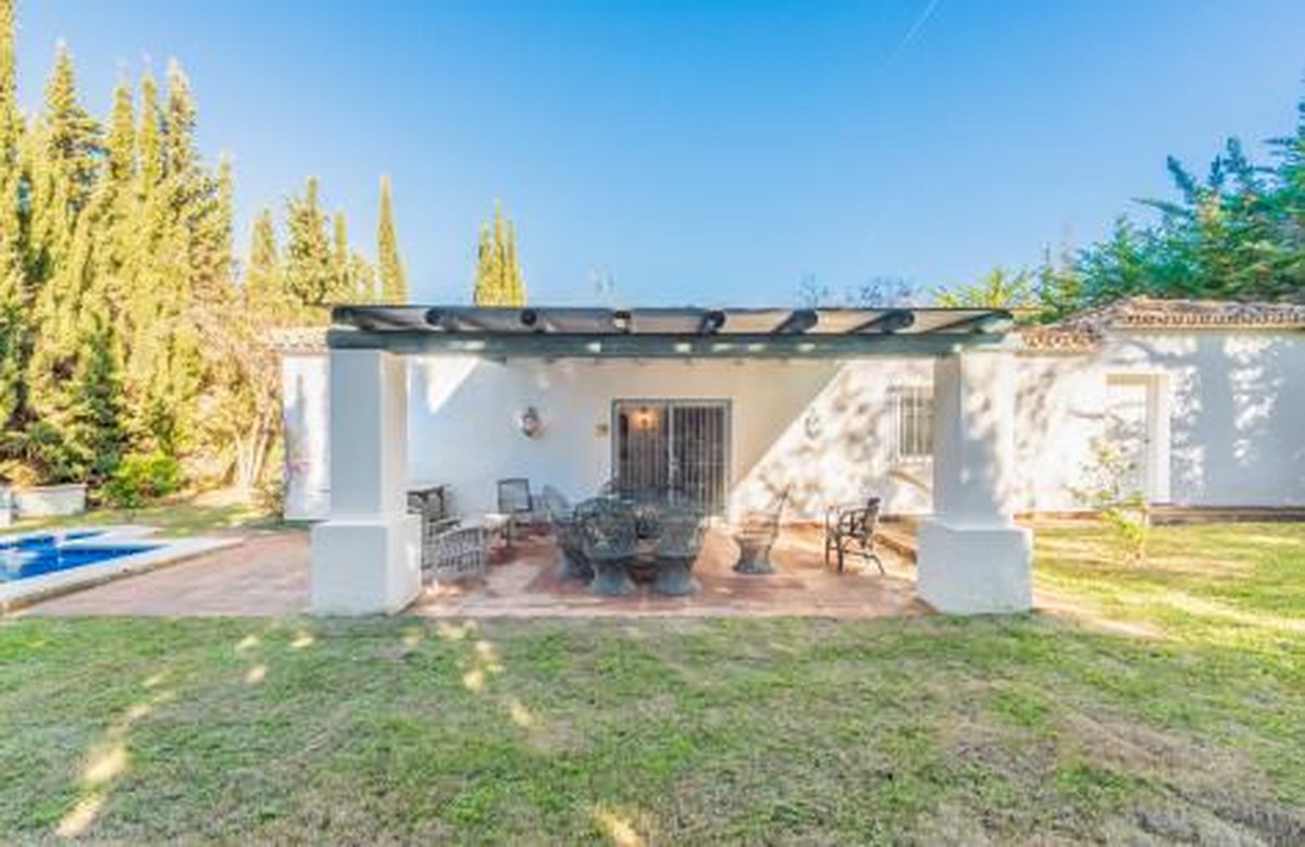 FOR SALE 🏡 Beachside Villa to Renovate 300 m from the Sand and the Marina – Artola, Marbella East 🇪🇸