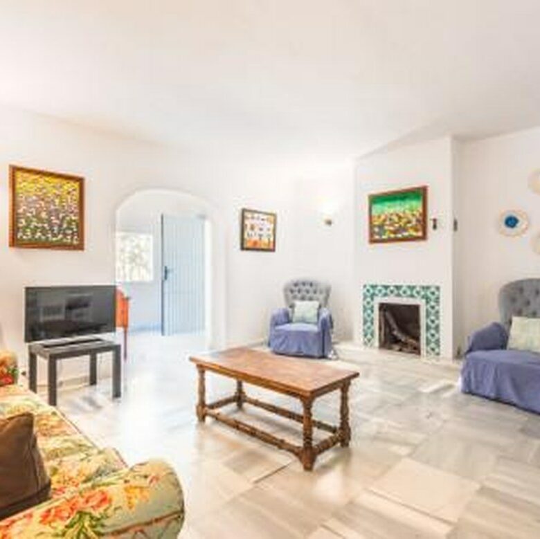 FOR SALE 🏡 Beachside Villa to Renovate 300 m from the Sand and the Marina – Artola, Marbella East 🇪🇸