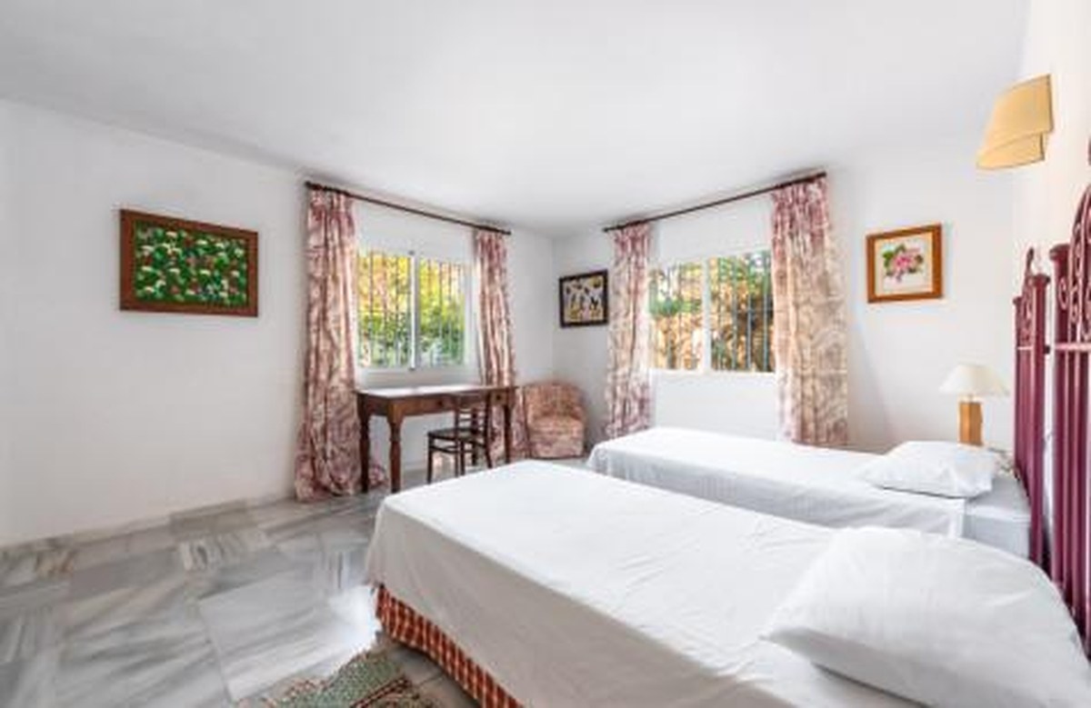 FOR SALE 🏡 Beachside Villa to Renovate 300 m from the Sand and the Marina – Artola, Marbella East 🇪🇸