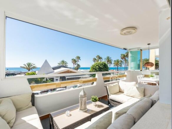 FOR SALE 🏡 Beachfront Apartment with Sea Views and Covered Terrace on the Promenade – San Pedro de Alcántara, Marbella 🇪🇸