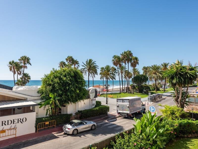 FOR SALE 🏡 Beachfront Apartment with Sea Views and Covered Terrace on the Promenade – San Pedro de Alcántara, Marbella 🇪🇸