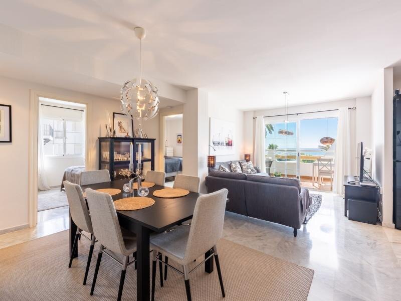 FOR SALE 🏡 Beachfront Apartment with Sea Views and Covered Terrace on the Promenade – San Pedro de Alcántara, Marbella 🇪🇸