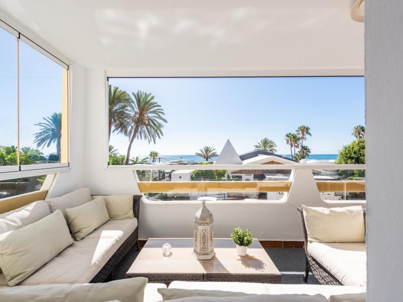 FOR SALE 🏡 Beachfront Apartment with Sea Views and Covered Terrace on the Promenade – San Pedro de Alcántara, Marbella 🇪🇸