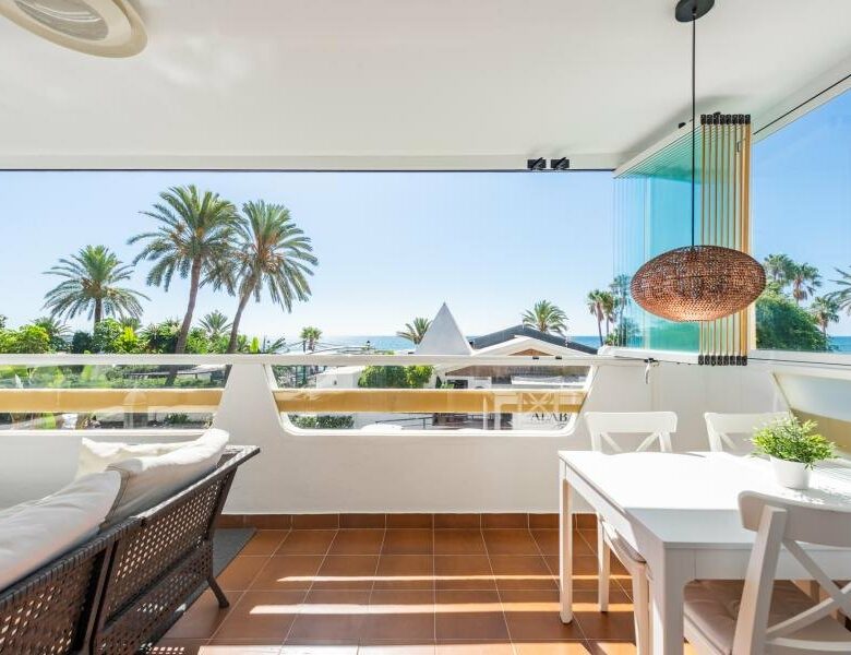 FOR SALE 🏡 Beachfront Apartment with Sea Views and Covered Terrace on the Promenade – San Pedro de Alcántara, Marbella 🇪🇸