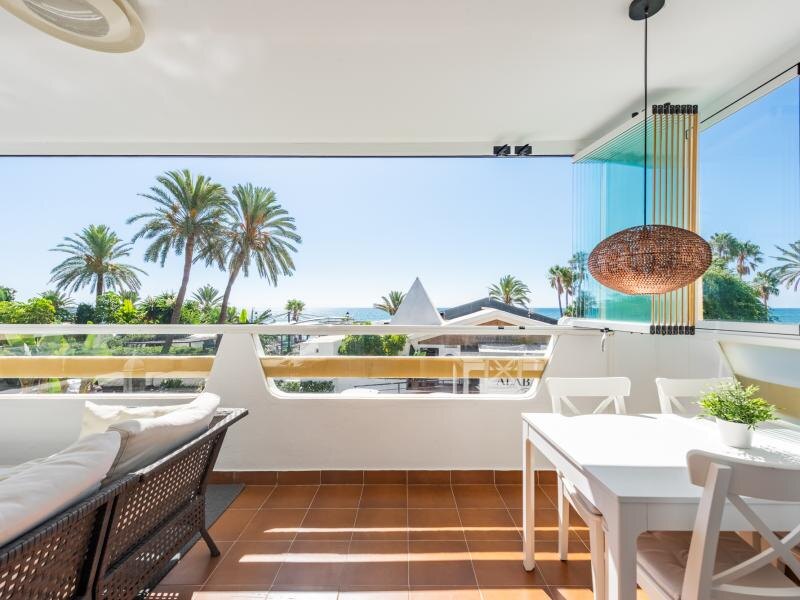 FOR SALE 🏡 Beachfront Apartment with Sea Views and Covered Terrace on the Promenade – San Pedro de Alcántara, Marbella 🇪🇸