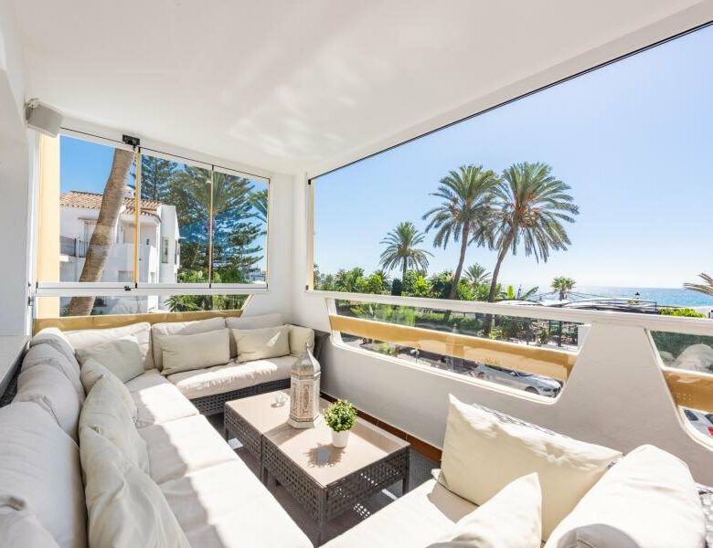 FOR SALE 🏡 Beachfront Apartment with Sea Views and Covered Terrace on the Promenade – San Pedro de Alcántara, Marbella 🇪🇸