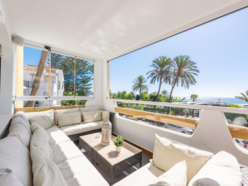 FOR SALE 🏡 Beachfront Apartment with Sea Views and Covered Terrace on the Promenade – San Pedro de Alcántara, Marbella 🇪🇸