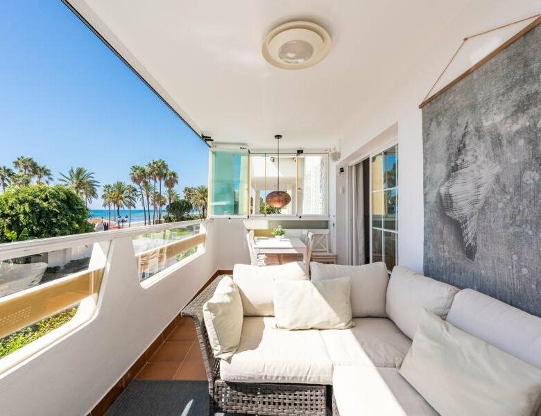 FOR SALE 🏡 Beachfront Apartment with Sea Views and Covered Terrace on the Promenade – San Pedro de Alcántara, Marbella 🇪🇸