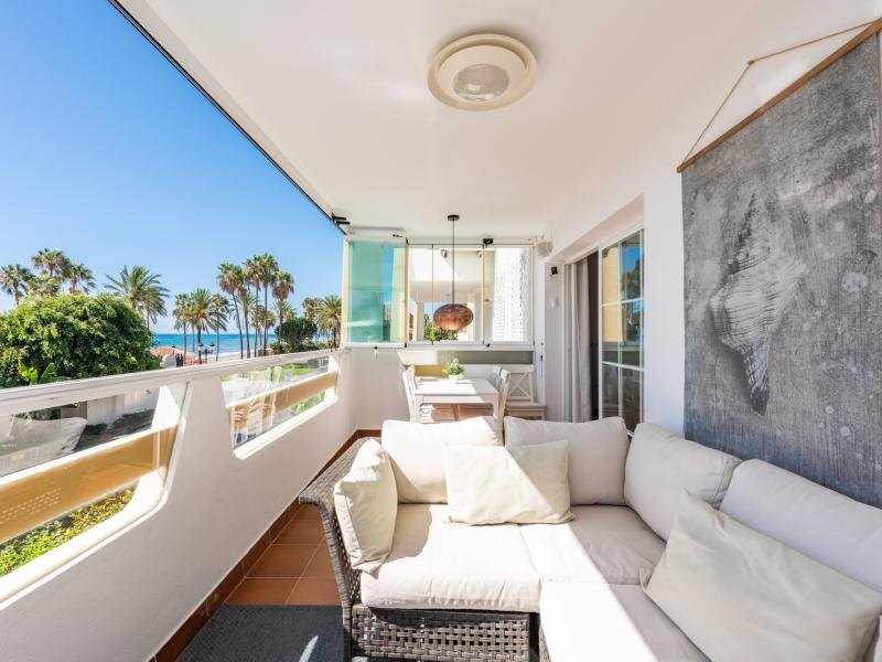 FOR SALE 🏡 Beachfront Apartment with Sea Views and Covered Terrace on the Promenade – San Pedro de Alcántara, Marbella 🇪🇸