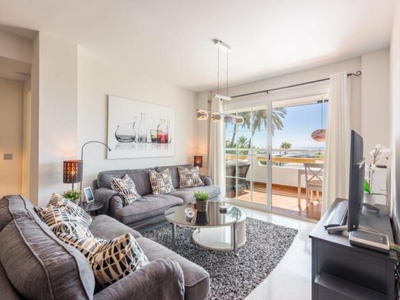 FOR SALE 🏡 Beachfront Apartment with Sea Views and Covered Terrace on the Promenade – San Pedro de Alcántara, Marbella 🇪🇸