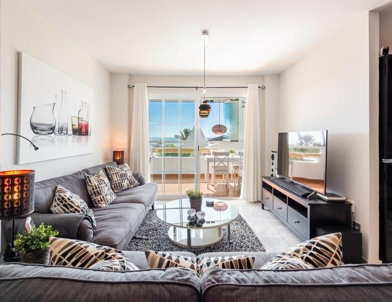 FOR SALE 🏡 Beachfront Apartment with Sea Views and Covered Terrace on the Promenade – San Pedro de Alcántara, Marbella 🇪🇸