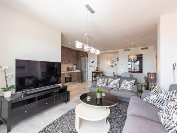 FOR SALE 🏡 Beachfront Apartment with Sea Views and Covered Terrace on the Promenade – San Pedro de Alcántara, Marbella 🇪🇸