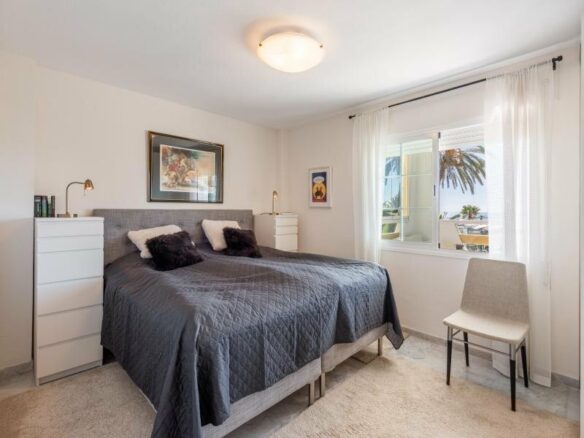 FOR SALE 🏡 Beachfront Apartment with Sea Views and Covered Terrace on the Promenade – San Pedro de Alcántara, Marbella 🇪🇸