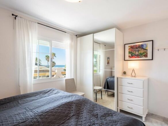FOR SALE 🏡 Beachfront Apartment with Sea Views and Covered Terrace on the Promenade – San Pedro de Alcántara, Marbella 🇪🇸