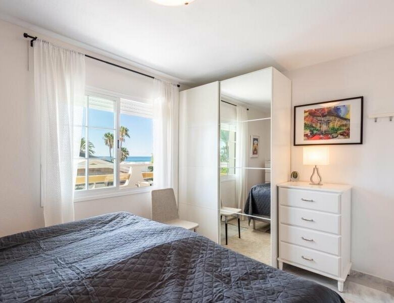FOR SALE 🏡 Beachfront Apartment with Sea Views and Covered Terrace on the Promenade – San Pedro de Alcántara, Marbella 🇪🇸