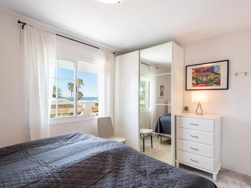 FOR SALE 🏡 Beachfront Apartment with Sea Views and Covered Terrace on the Promenade – San Pedro de Alcántara, Marbella 🇪🇸
