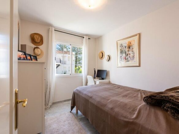 FOR SALE 🏡 Beachfront Apartment with Sea Views and Covered Terrace on the Promenade – San Pedro de Alcántara, Marbella 🇪🇸
