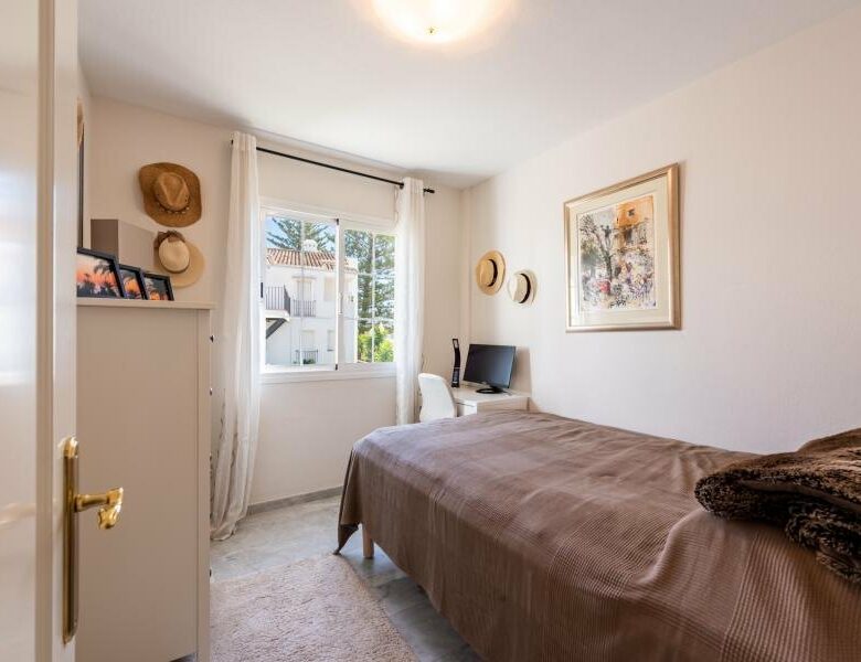 FOR SALE 🏡 Beachfront Apartment with Sea Views and Covered Terrace on the Promenade – San Pedro de Alcántara, Marbella 🇪🇸