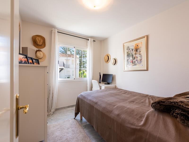 FOR SALE 🏡 Beachfront Apartment with Sea Views and Covered Terrace on the Promenade – San Pedro de Alcántara, Marbella 🇪🇸