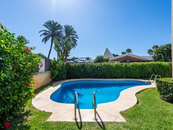 FOR SALE 🏡 Beachfront Apartment with Sea Views and Covered Terrace on the Promenade – San Pedro de Alcántara, Marbella 🇪🇸