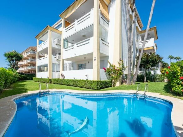 FOR SALE 🏡 Beachfront Apartment with Sea Views and Covered Terrace on the Promenade – San Pedro de Alcántara, Marbella 🇪🇸